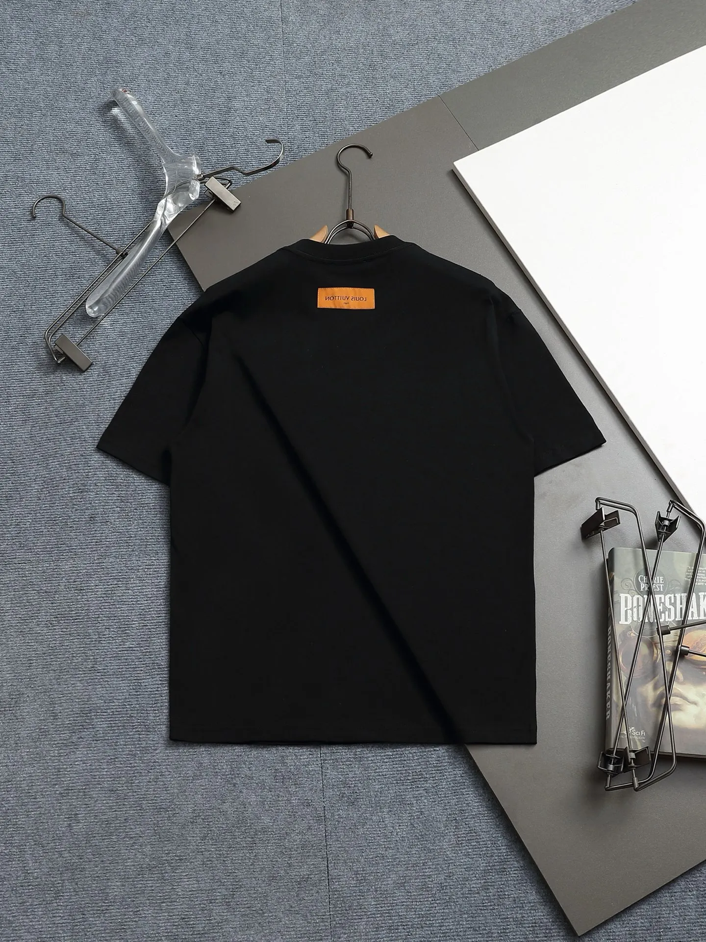 🅿️170 2025 new 1V summer cotton T-shirt uses colorful wool embroidery to enhance the temperament. The exquisite three-flower embroidery pattern is composed of a variety of yarns, with a total of 42,530 stitches showing a slight relief effect. Embroidered 1v letters complete this bold and sophisticated piece.  𝙘𝙤𝙡𝙤𝙧：White. Black 𝙨𝙞𝙯𝙚：XS S M L